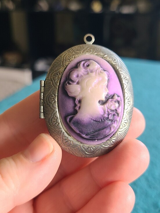 un branded Jewelry - Purple Cameo Oval Locket Necklace